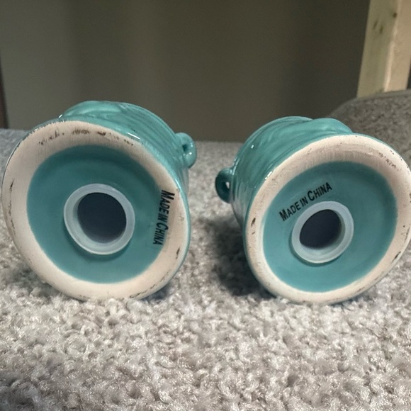 Farmhouse-Style Rooster Salt & Pepper Shakers – Turquoise Ceramic – 3.5” Tall - Picture 2 of 5